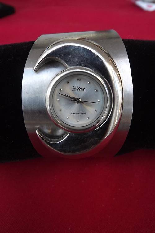 Modern Working Diva Watch - looks like a bangle