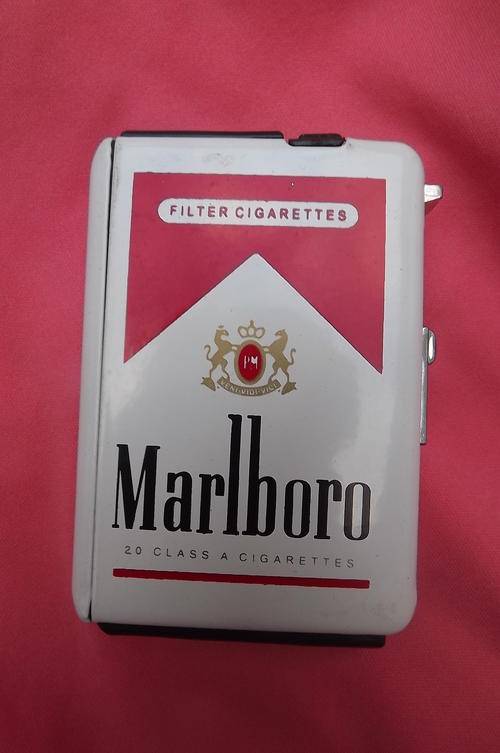 Marlboro Filter Gas Lighter and Cigarette Holder - 6.5x9.5cm - New item - working perfectly
