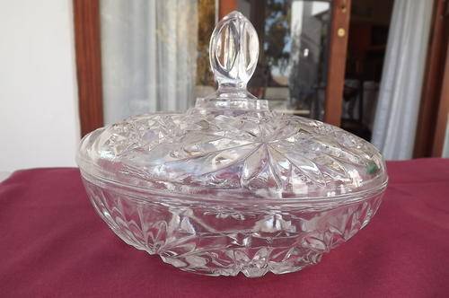 Stunning round vintage glass dish with lid.Diameter 19.5 cm.Good condition