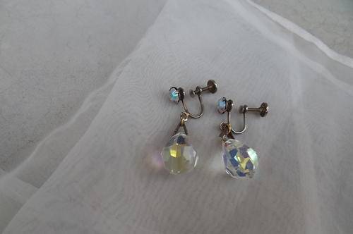 Beautiful screw on antique crystal earrings.Still in good condition