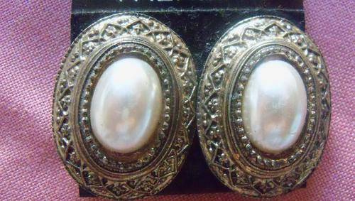 Pair of fashion earrings - clip-ons