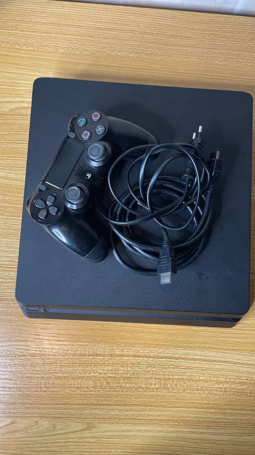 Sony Playstation 4 Slim - 1TB - 1 Sony PS4 Controller