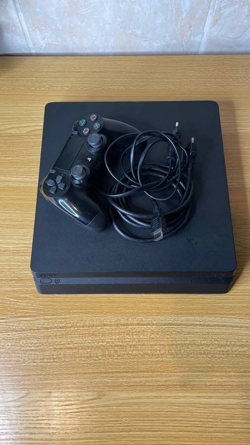 Sony Playstation 4 Slim - 1TB - 1 Sony PS4 Controller