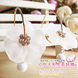 PURE WHITE FLOWER EARRING