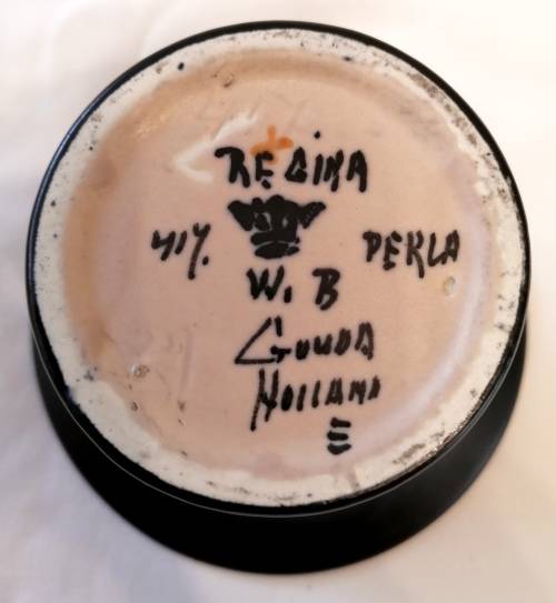 Beautiful Gouda, Regina vase in the rare Perla pattern