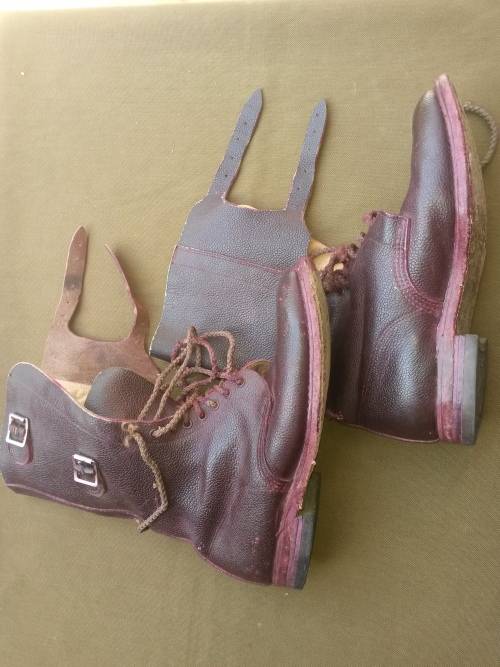SADF era double buckle leather soled (size 9) combat boots - good condition