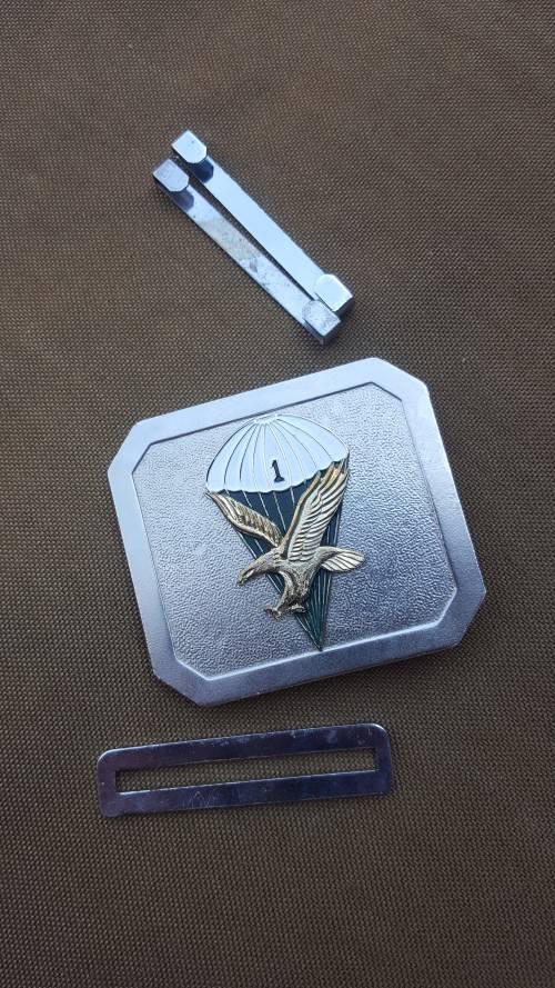 SADF era 1 Para Bn metal stable-belt buckle - new and unused condition with loose clips