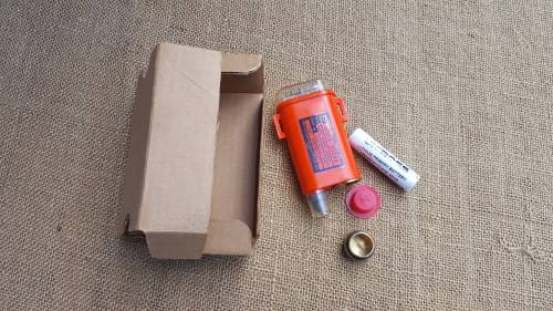 clean & unused old-gen SDU5/E strobe (distress marker) in original box with (used) battery - intact