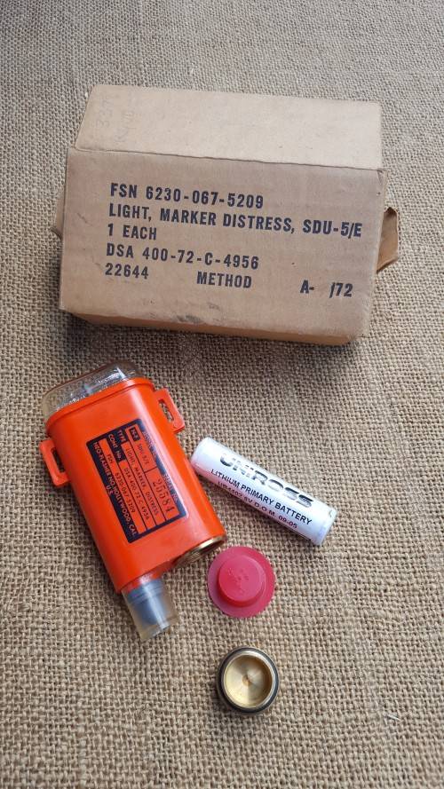 clean & unused old-gen SDU5/E strobe (distress marker) in original box with (used) battery - intact