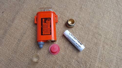 clean & unused old-gen SDU5/E strobe (distress marker) in original box with (used) battery - intact