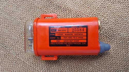 clean & unused old-gen SDU5/E strobe (distress marker) in original box with (used) battery - intact