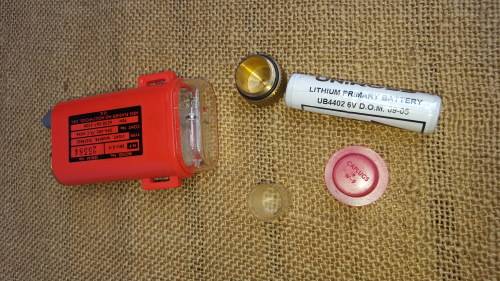 clean & unused old-gen SDU5/E strobe (distress marker) in original box with (used) battery - intact