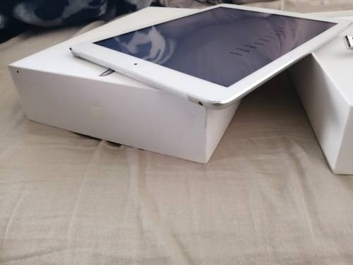 *****APPLE IPAD AIR A1475 4G/WIFI/ 64GB , RETINA 10.5" DISPLAY LIKE NEW IN BOX R10 000****