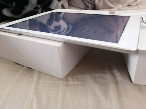 *****APPLE IPAD AIR A1475 4G/WIFI/ 64GB , RETINA 10.5" DISPLAY LIKE NEW IN BOX R10 000****