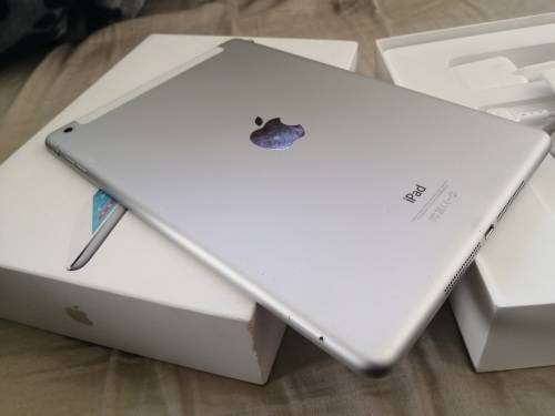 *****APPLE IPAD AIR A1475 4G/WIFI/ 64GB , RETINA 10.5" DISPLAY LIKE NEW IN BOX R10 000****