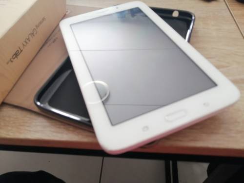 ***SAMSUNG GALAXY TAB 3, 3G, WIFI, 8GB +32GB CARD IN BOX WITH CHARGER AND POUCH. SM-T116****