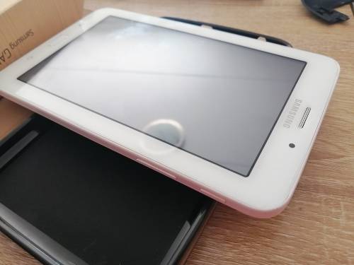 ***SAMSUNG GALAXY TAB 3, 3G, WIFI, 8GB +32GB CARD IN BOX WITH CHARGER AND POUCH. SM-T116****