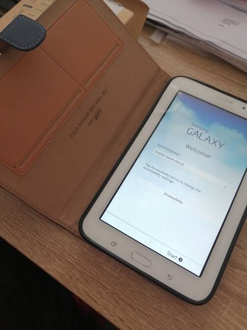 ***SAMSUNG GALAXY TAB 3, 3G, WIFI, 8GB +32GB CARD IN BOX WITH CHARGER AND POUCH. SM-T116****