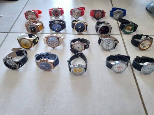 ***START YOUR OWN BUSINESS**FREE FREIGHT**BULK LOT OF 20 WATCHES*BEEN IN STORAGE**SOLD AS PER PICS**