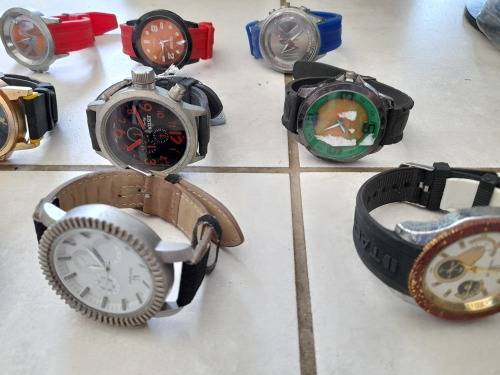 ***START YOUR OWN BUSINESS**FREE FREIGHT**BULK LOT OF 20 WATCHES*BEEN IN STORAGE**SOLD AS PER PICS**