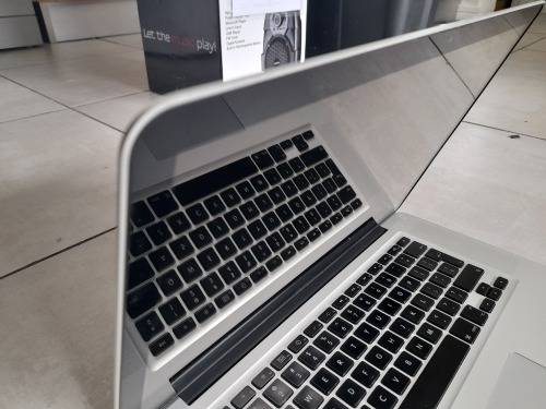 ****FREE FREIGHT FRIDAY***I5 APPLE MAC BOOK PR0 2010 4GB RAM, 500GB HDD**WAS WORKING,NOW NO DISPLAY*