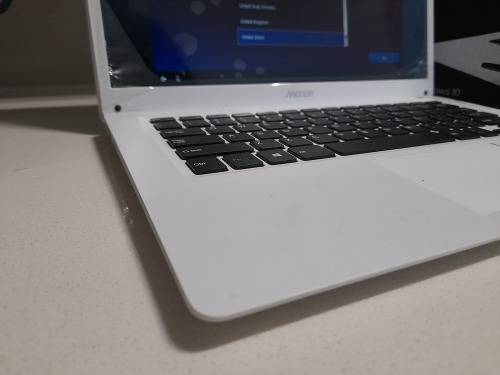 **CLEARANCE SALE***DEMO MECER XPRESSION  Z140C 14.1 WHITE LAPTOP IN BOX WITH CHARGER****
