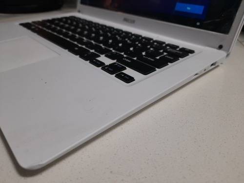 **CLEARANCE SALE***DEMO MECER XPRESSION  Z140C 14.1 WHITE LAPTOP IN BOX WITH CHARGER****