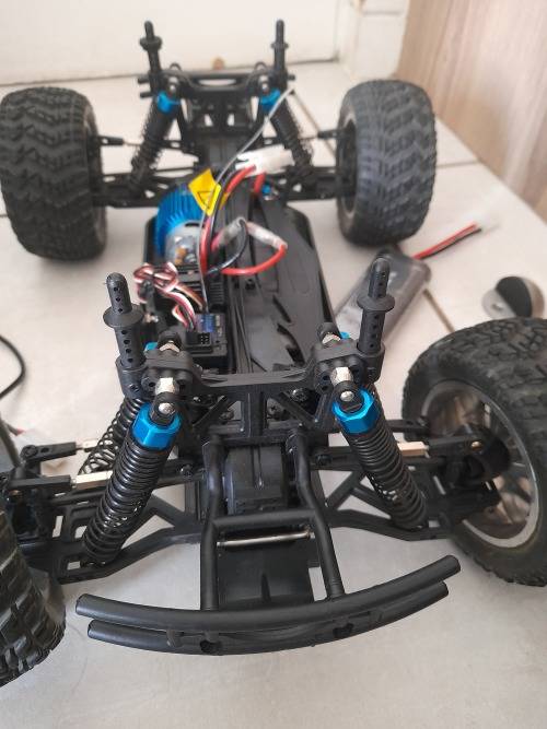 *WOW*A KIDS CHRISTMAS DREAM*2 X ELEC OFF ROAD RC TRUCKS WITH REMOTES AND CHARGER *OVER R5000 VALUE*