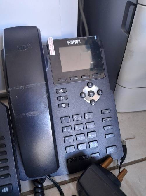 *LIQUIDATION STOCK**LOT OF 3 X FANVIL VOIP PHONES WITH POWER SUPPLY AND CABLES**ONE IS R3500 NEW**