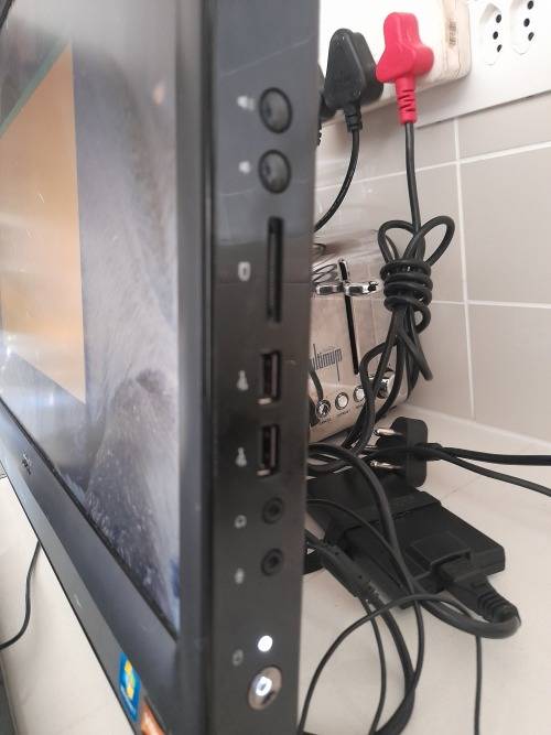 **LIQUIDATION STOCK**DELL INSPIRON ONE 2205, 21INCH ALL IN ONE DESKTOP WITH KEYBOARD AND MOUSE*