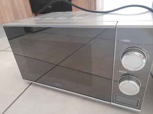 ***PAY DAY DEAL***Defy 20lt Microwave Metallic DMO381*COMES ON NOT HEATING**