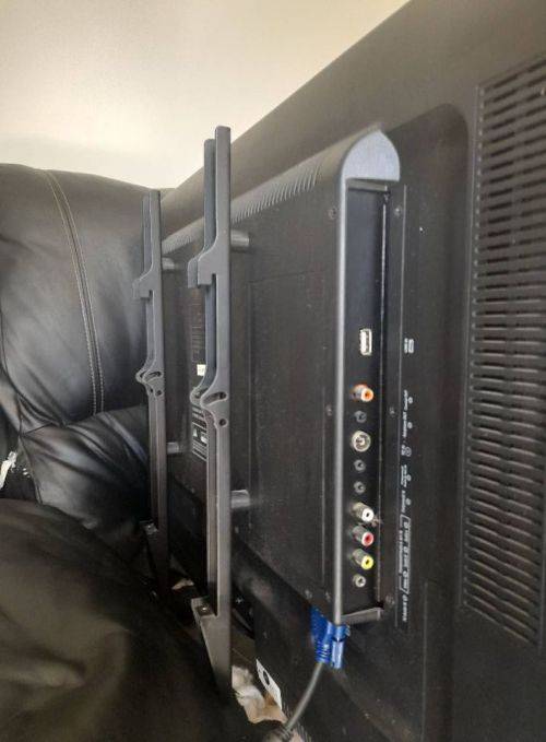 *HOTEL LIQUIDATION*AIM 32 INCH Full HD LED TV,NO FEET*COMES WITH WALL BRACKET AND REMOTE*