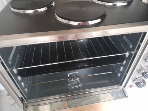 *LIMITED OFFER**BRAND NEW HOMECHOICE 45L ELECTRIC OVEN WITH 3 PLATE TOP IN BOX*R2000 RETAIL*