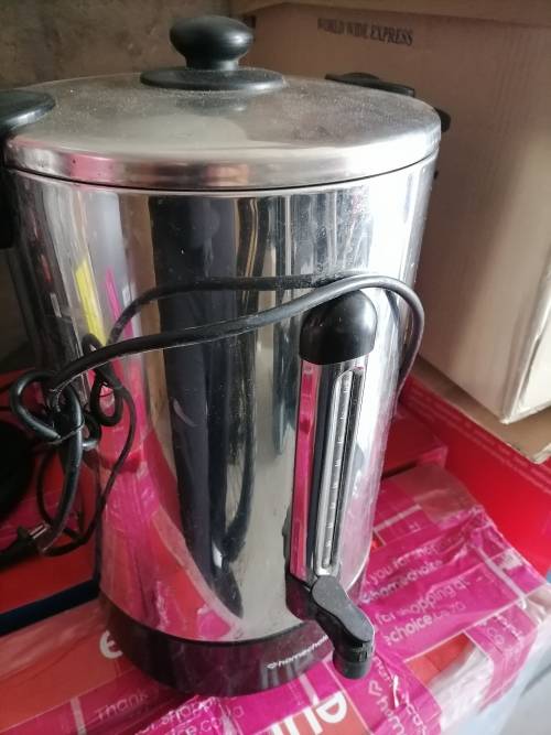 *WAREHOUSE CLEARANCE*HOMECHOICE 20L URN, WORKS NEEDS A GOOD CLEAN,SOLD AS IS**