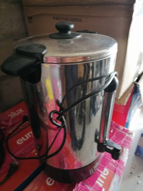 *WAREHOUSE CLEARANCE*HOMECHOICE 20L URN, WORKS NEEDS A GOOD CLEAN,SOLD AS IS**