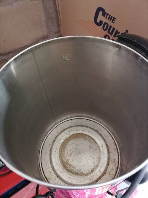 *WAREHOUSE CLEARANCE*HOMECHOICE 20L URN, WORKS NEEDS A GOOD CLEAN,SOLD AS IS**