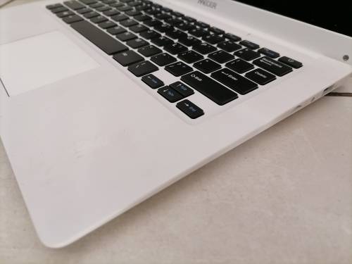 *LIQUIATION STOCK*MECER Z140 C LAPTOP(WHITE) NO POWER CORD NOT TESTED**