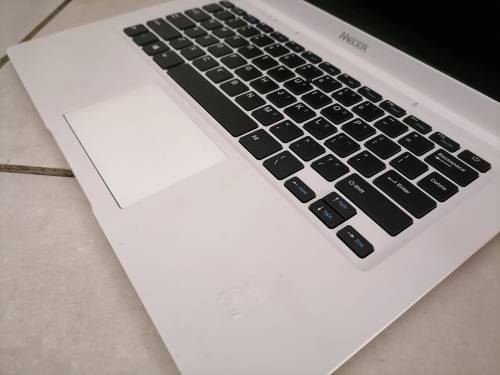 *LIQUIATION STOCK*MECER Z140 C LAPTOP(WHITE) NO POWER CORD NOT TESTED**
