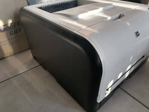 *HP LAZERJET CP1525 COLOUR PRINTER*WORKING BUT STARTED PRINTING BLACK LINE*COULD NEED CLEAN***