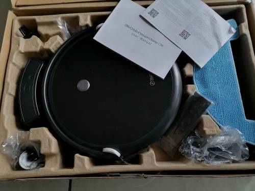 *360 ROBOT VACUUM/MOP C50 IN BOX WITH ATTACHMENTS AND CHARGING HUB/REMOTE*TURNS IN CIRCLES*