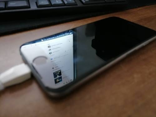 *BELLCO BARGAIN BUYS*APPLE IPHONE 6 WITH POUCH AND CHARGER*SHOWS APPLE LOGO THEN OFF AND ON*AS IS**