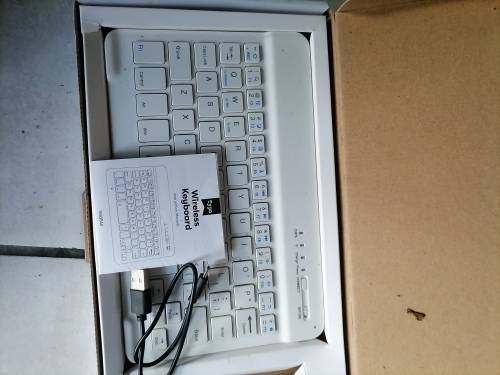 *BULK LOT OF AWESOME ELECTRONICS*PC SCREENS/HEADSETS.3G MODEM,KEYBOARDS,CAMERA ETC**