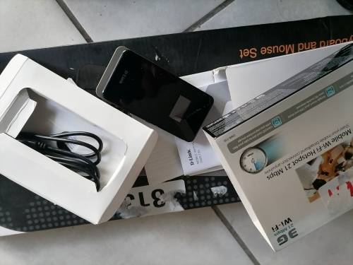 *BULK LOT OF AWESOME ELECTRONICS*PC SCREENS/HEADSETS.3G MODEM,KEYBOARDS,CAMERA ETC**