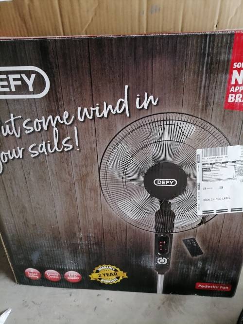 **CLEARAINCE SALE***BRAND NEW DEFY FLOOR STADNING FAN +REMOTE AND A FEW FUNCTIONS