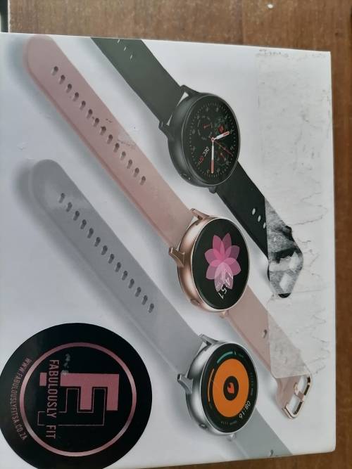 **DONT MISS THIS DEAL*BRAND NEW FABULOUSLY FIT FIERCE SMART WATCH*WHITE*R1000 RETAIL**