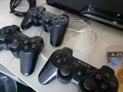 ***SONY PLAYSTATION 3 WITH 3 WIRELESS REMOTES*ONE GAME,CABLES ETC*REQUIRES SOFTWARE UPDATE**