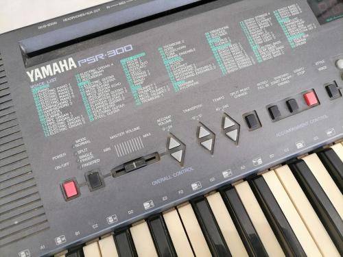 **AWESOME DEALS*PREOWNED YAMAHA PSR 300 ELECTRONIC KEYBOARD WITH MANY FUNCTION*POWER SUPPLY INCL**