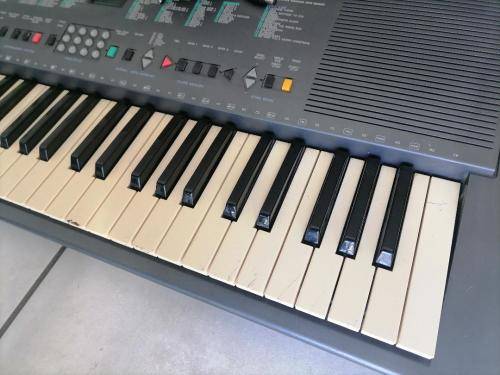 **AWESOME DEALS*PREOWNED YAMAHA PSR 300 ELECTRONIC KEYBOARD WITH MANY FUNCTION*POWER SUPPLY INCL**