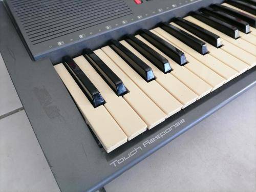 **AWESOME DEALS*PREOWNED YAMAHA PSR 300 ELECTRONIC KEYBOARD WITH MANY FUNCTION*POWER SUPPLY INCL**