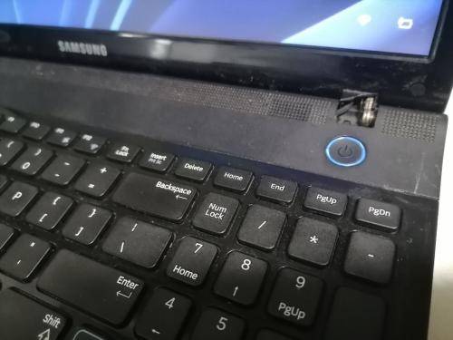 **SAMSUNG SERIES 3 300E LAPTOP, WINDOWS 11,1TB HDD,4GB RAM,INTEL CELERON,CHARGER INCL**